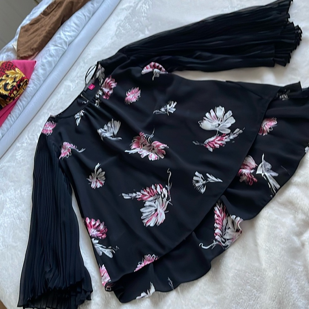 Vince Camuto Blouse Women's Size Small Black Floral Pleated Puff Sleeves Lined